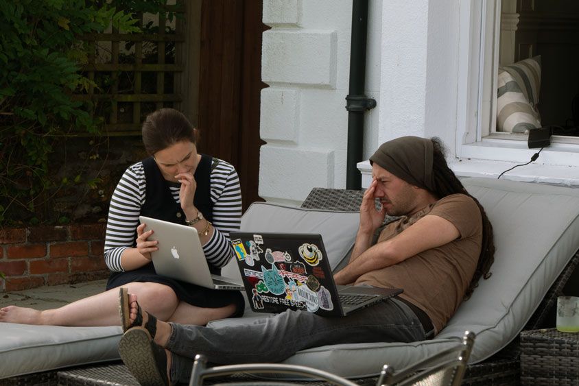 Laura and Simon on laptops